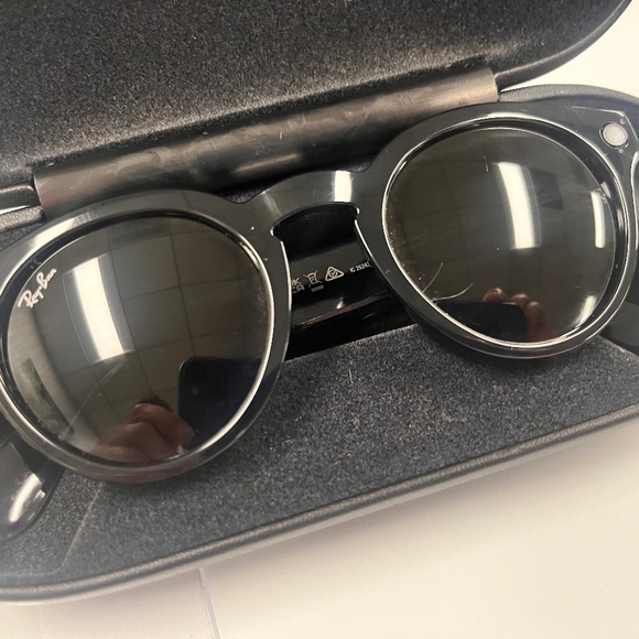 RAY-BAN STORIES SMART SUNGLASSES - Picture 1 of 3